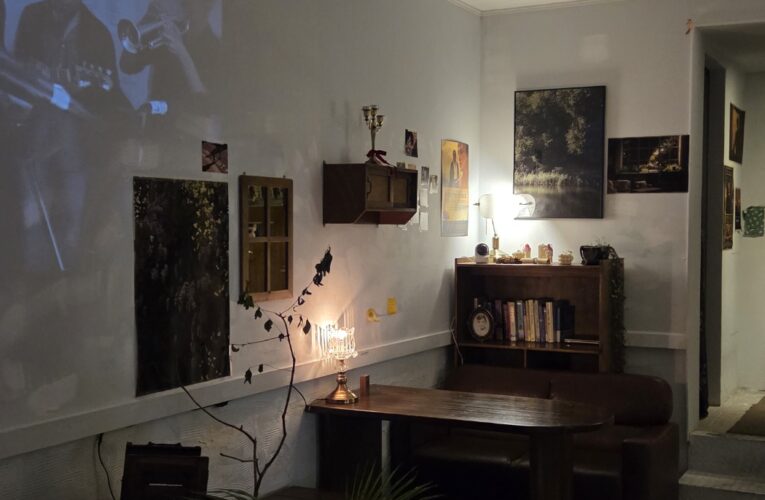 D’s Café Column: Aesthetic April – A Quiet Cozy Café Around the Corner – Dear Moon